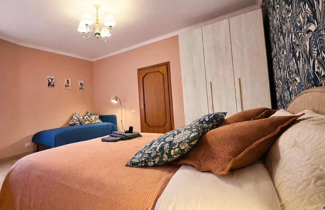 Mari&Lucio Bright Rome Apartment Sleeps 4 near Metro Basilica San Paolo- 4 Stops to Colosseum- Wi-Fi AC-1
